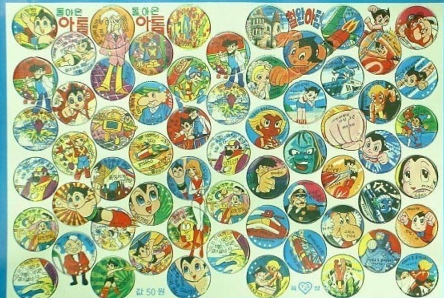 Round paperboard ttakji used for children's games in Korea