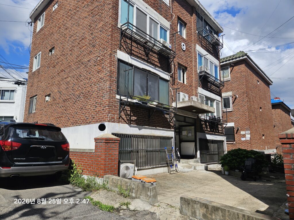 Korean villa building on a food delivery route